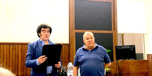 Il prof. Giuseppe Crescimanno consegna una targa al Prof. Zummo da parte dei docenti