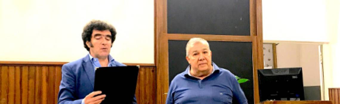 Il prof. Giuseppe Crescimanno consegna una targa al Prof. Zummo da parte dei docenti