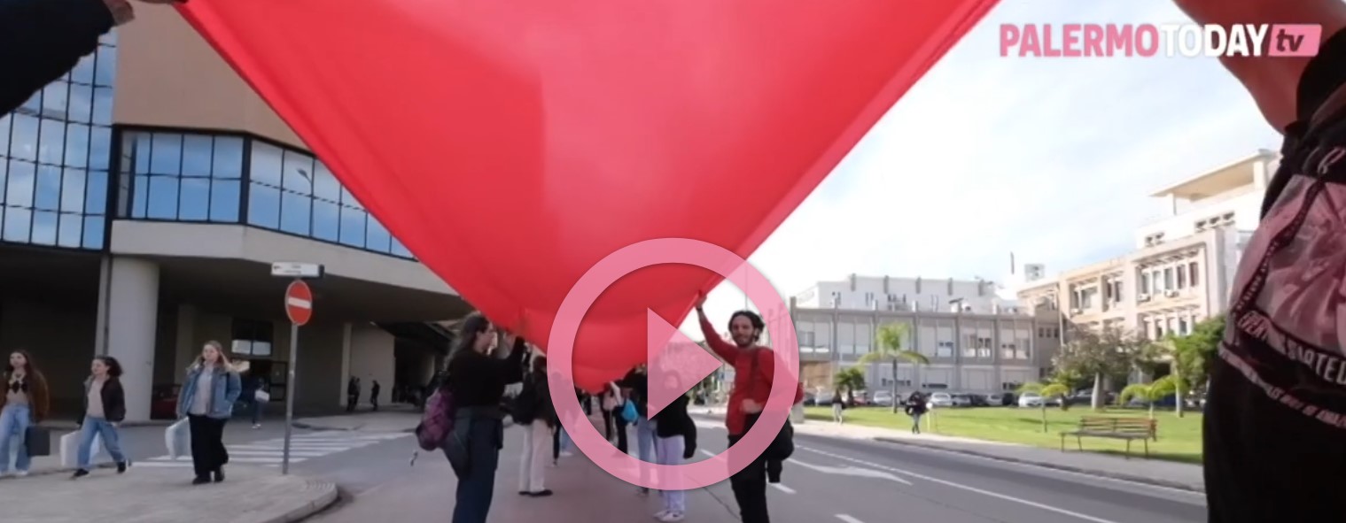 VIDEO | Università, una sciarpa rossa lunga un chilometro contro la violenza sulle donne: "Fermiamo questa scia di sangue"