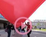 VIDEO | Università, una sciarpa rossa lunga un chilometro contro la violenza sulle donne: 