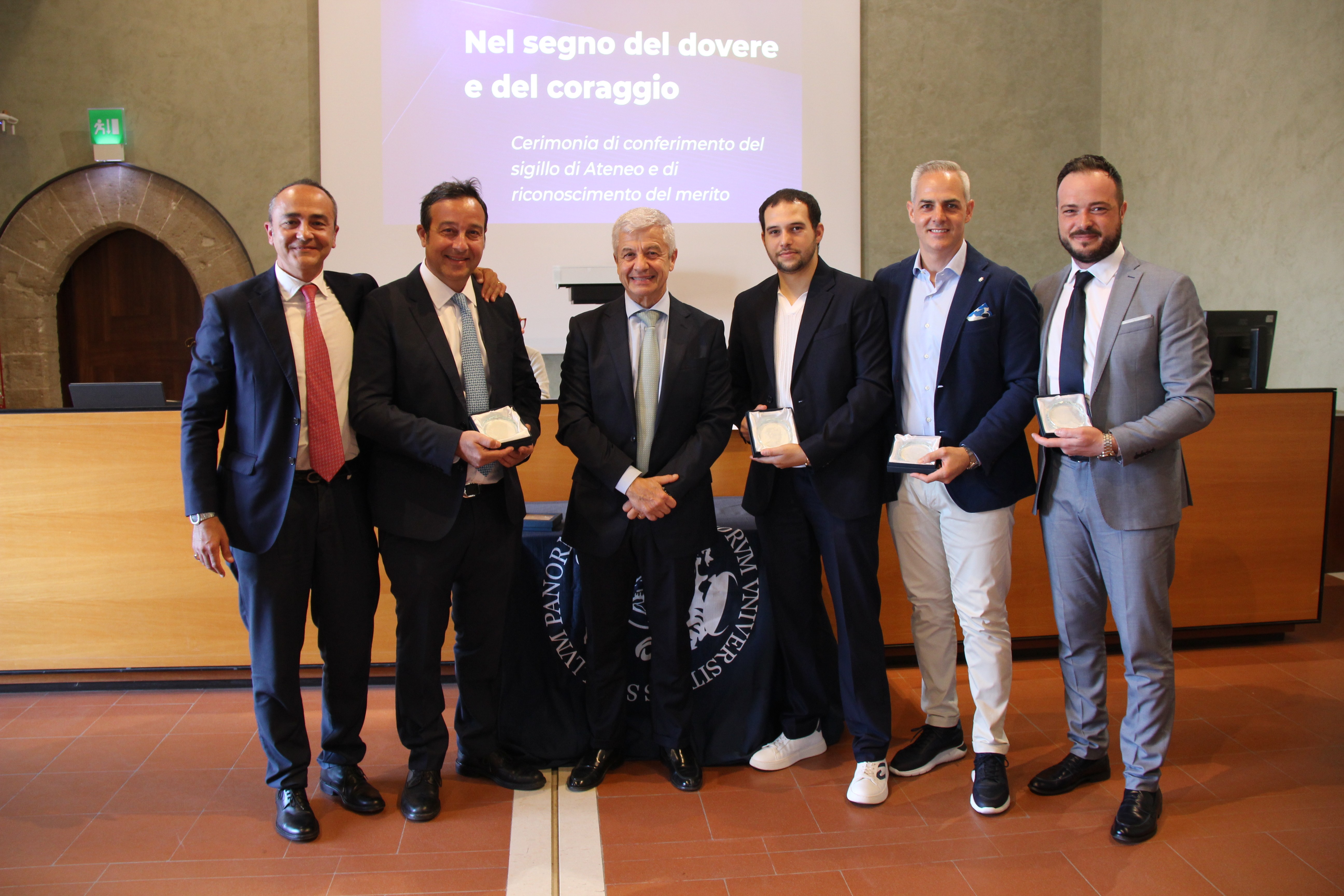 Sigillo di Ateneo e di riconoscimento al merito: il Rettore premia i sanitari che salvarono undici pazienti durante l’incendio al Policlinico