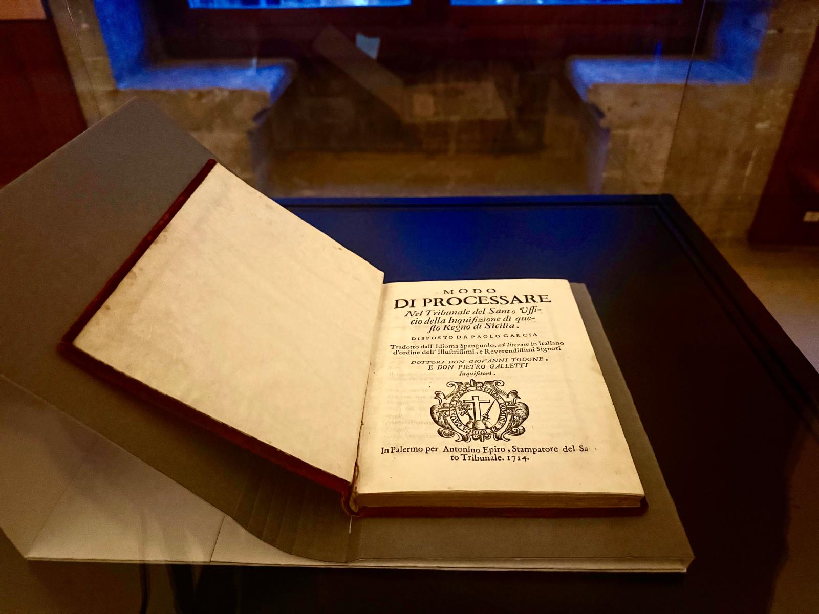 Allo Steri si riaprono le pagine  del “Libro Rosso” dell’Inquisitore: dopo oltre tre secoli esposto al pubblico il manuale di udienza del Sant’Uffizio in Sicilia