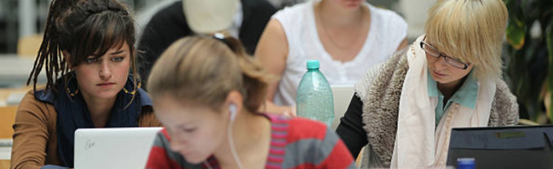 ragazzi che studiano